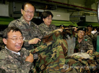황우여 대표 육군훈련소 세탁공장 방문