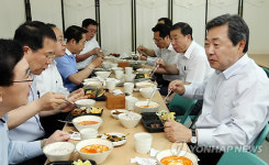 맹형규 장관, 시도 부단체장과 전통시장 도시락 카페 오찬