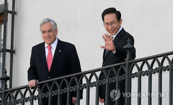 손흔드는 李대통령과 피녜라 칠레 대통령