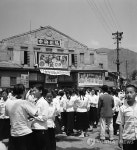 국가기록원, 6·25전쟁 희귀 해외기록물 공개-1951년 부산 영화관앞