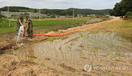 논에 물 공급 나선 軍