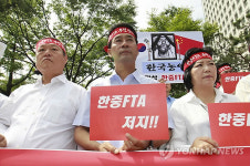 결연한 표정의 농민들