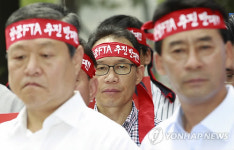 결연한 표정의 농민들