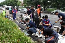 기름 제거작업 나선 카센터 관계자들