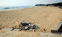 늘어난 속초해변 백사장