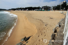 늘어난 속초해변 백사장