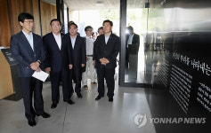 이응노 생가기념관 찾은 안희정 충남지사