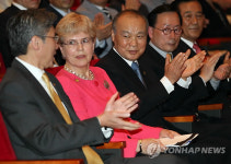 박수치는 미국 특사단