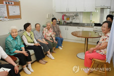 신연희 강남구청장, 도곡2동 1일 동장되어 경로당 방문