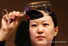 와인 감별하는 소믈리에