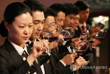 와인 감별하는 소믈리에