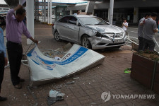 김해공항서 아찔한 빗길 교통사고