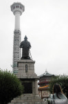 부산 용두산 명물 이순신 동상 60년 만의 목욕