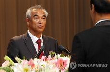 도서관 결혼식서 주례하는 최광식 장관