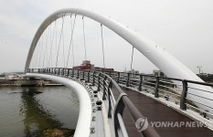 강릉 경포의 명물 강문솟대다리