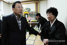 빈소 찾은 영광군수