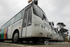 금강산 관광 중단 4년..멈춰선 관광버스