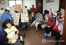 이틀째 점거 농성 중인 장애인 단체들