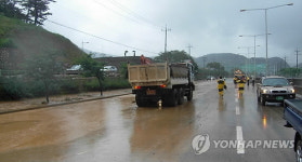 집중호우로 토사 유출된 도로