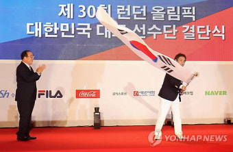 단기 휘날리는 이기홍 선수단장