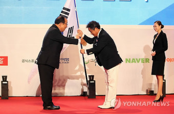 단기 수여받는 이기홍 선수단장