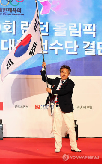 단기 휘날리는 이기홍 선수단장