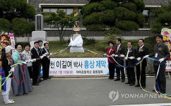 이길여 총장 흉상 군산대야초에 건립