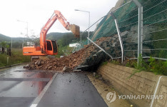 부산∼거제 거가대로 관포IC 경사면 붕괴로 통제