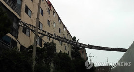 군포 병원신축공사장서 사다리차량 넘어져