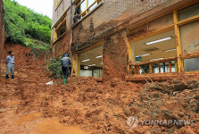 도서관에 흙더미가 가득