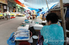 시장상인 울상..대형마트 표정관리