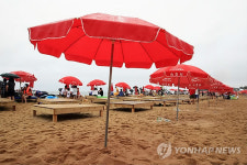 궂은 날씨 탓에 강원 동해안 해변ㆍ유원지 썰렁