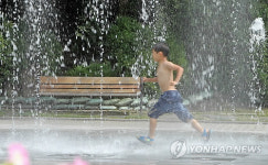 폭염엔 분수대가 최고