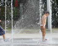 폭염엔 분수대가 최고