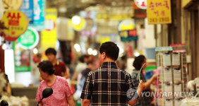 폭염에 전통시장 인기 뚝