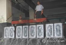 폭염에 쉴 새 없는 얼음공장