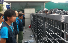 안산 ㈜에스제이엠 노사 충돌..30여명 부상(종합)