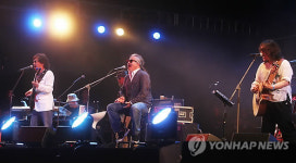 들국화, 카리스마 넘치는 무대