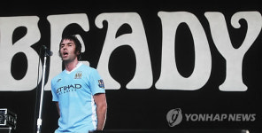 열창하는 리암 갤러거