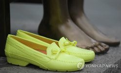 소녀상 옆 노란 구두