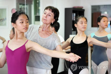 볼쇼이발레단 교수의 한국 청소년 발레 강습 '인기'