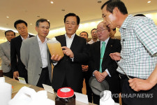 효모균 보는 박준영 지사