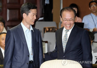 북한인권운동가 김영환씨와 악수하는 황우여 대표