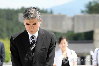 묵념하는 성김 주한미국대사