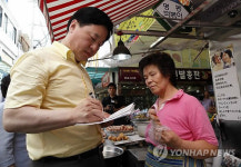 춘천 중앙시장 방문한 김두관 후보