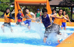 물 축구로 무더위 탈출