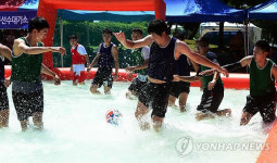 물 축구로 무더위 탈출