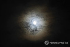 밤하늘 달무리
