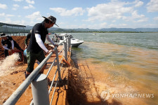 북한강 수계 녹조 제거 `황토 살포