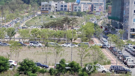 지하철 1호선 세마역 주변도로 불법주차 몸살